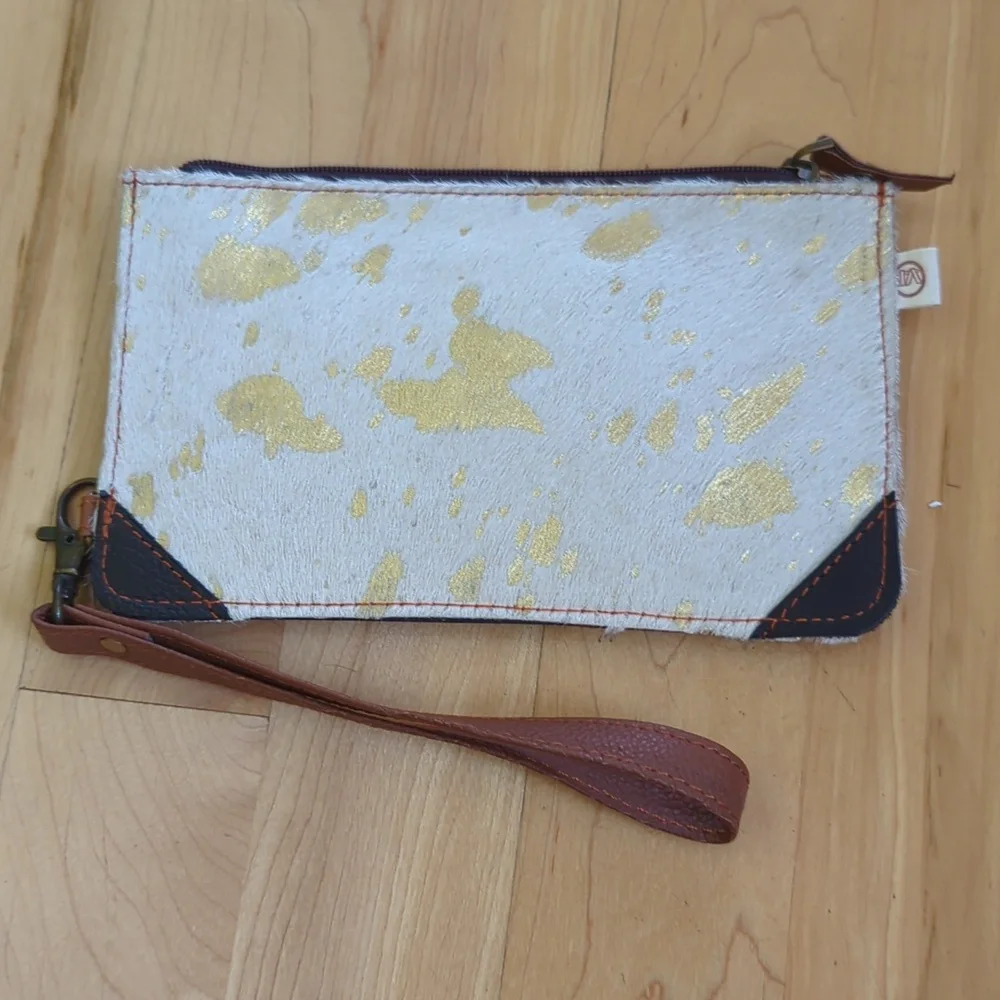Vaan & Co | Metallic Gold Cow Hide Wristlet Cream Tan